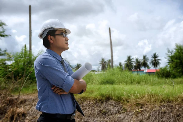 Ingeniero sénior mira área construida — Foto de Stock