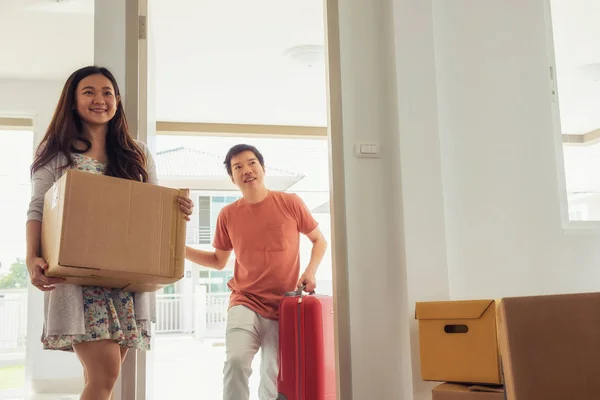 Pasangan Pindah ke Rumah Baru — Stok Foto