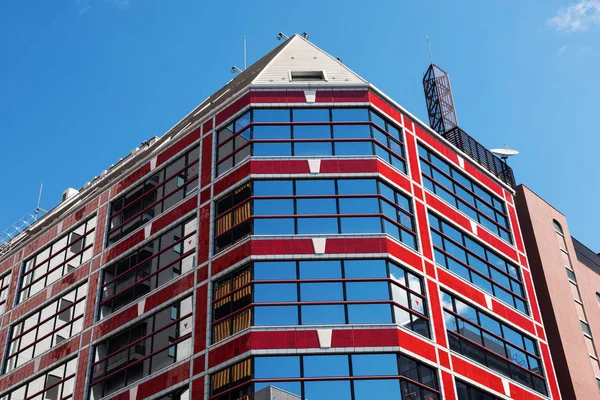Современное красное здание против голубого неба — стоковое фото