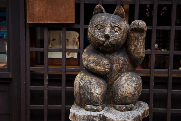 Sculptuur van houten gelukkige kat — Stockfoto