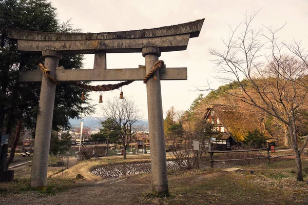 Brama Torii i stary dom, Hida No SATO — Zdjęcie stockowe