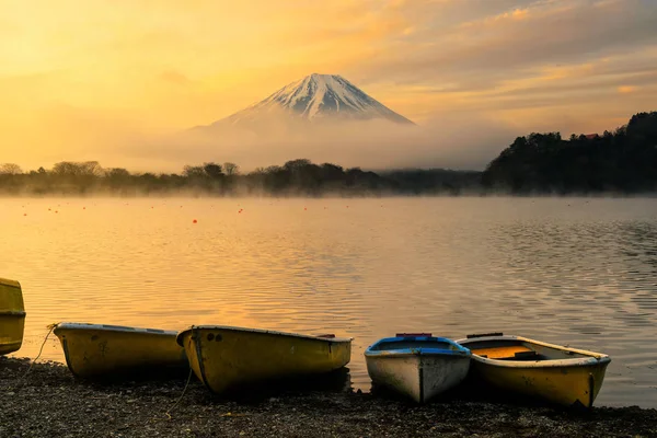 Barche al lago Shoji e mt. Fujisan all'alba — Foto Stock