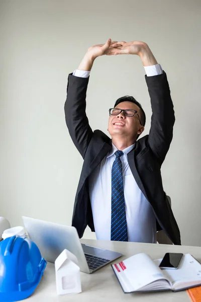 Geschäftsmann streckt Hände, um Rückenschmerzen zu lindern — Stockfoto