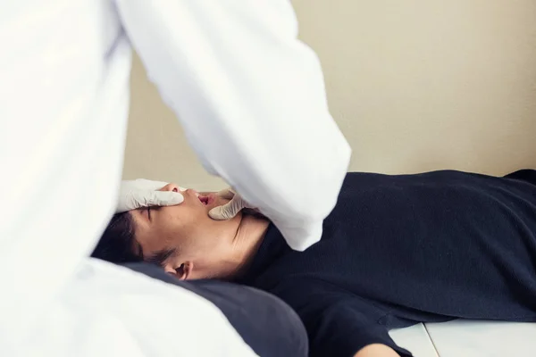 Doktor açık bağımlısı adam ağız için kontrol hapları — Stok fotoğraf