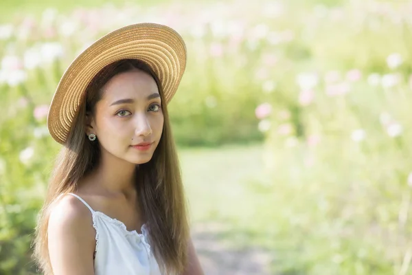 Mulher asiática com chapéu no jardim — Fotografia de Stock