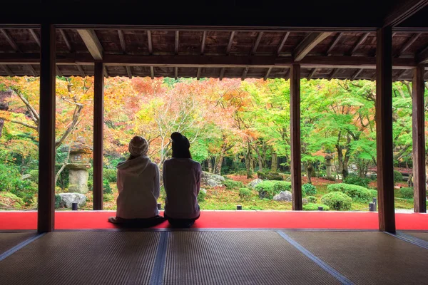 Niñas en el templo Enkoji en otoño, Kioto — Foto de Stock