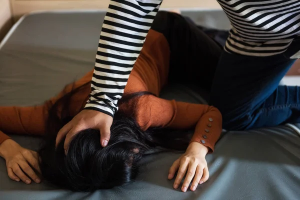 ベッドの上で女性の犠牲者を攻撃 — ストック写真