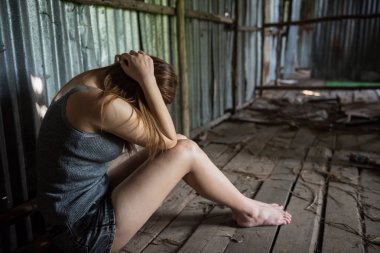 Üzgün Asyalı kadın harabe evde tecavüz 