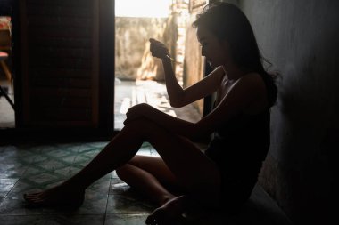 Şırınga uyuşturucu ile siluet bağımlısı kız