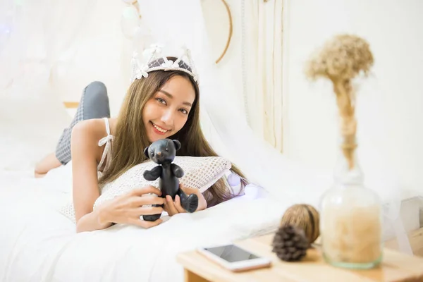 Schattig meisje spelen Bear Doll op bed — Stockfoto