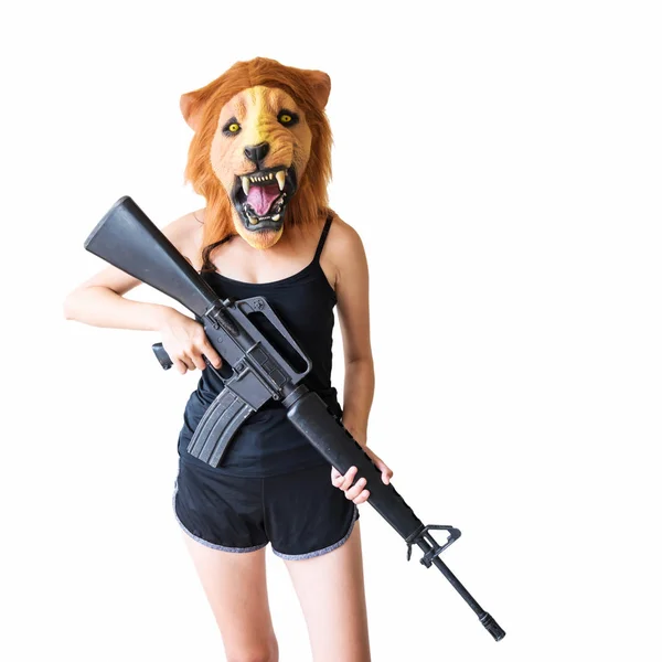 Mujer con máscara de león mantenga pistola m16 — Foto de Stock