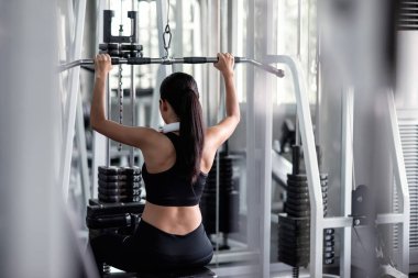 spor salonunda lat pulldown makinesi ile kadın egzersiz