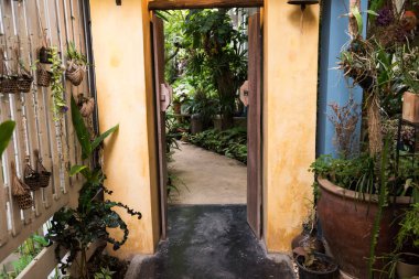 Yeşilbahçe dekorasyonlu giriş kapısı