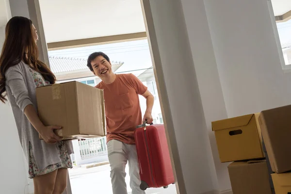 Pasangan Asia pindah ke rumah baru — Stok Foto