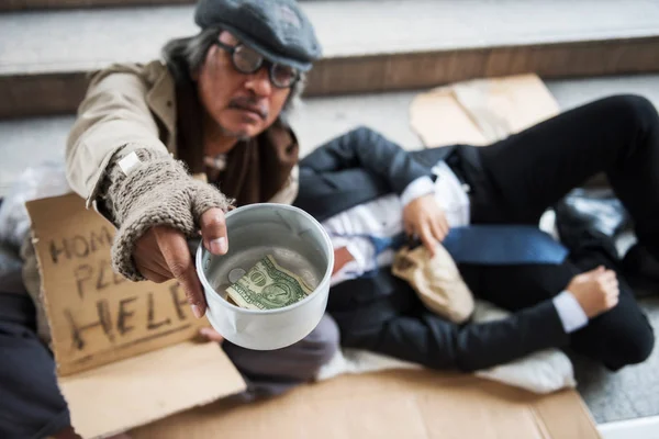 Un vagabundo pide dinero en la ciudad — Foto de Stock