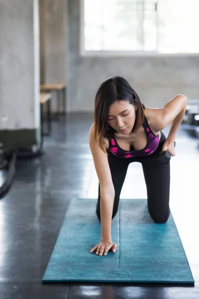 Menina Exercício com haltere no ginásio — Fotografia de Stock