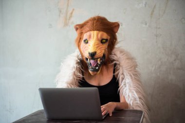 Aslan maskesi kız tarafından internet üzerinden yasadışı iş