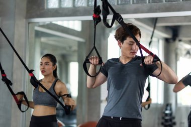 Spor salonunda Mutlu çift egzersiz karın kayışları