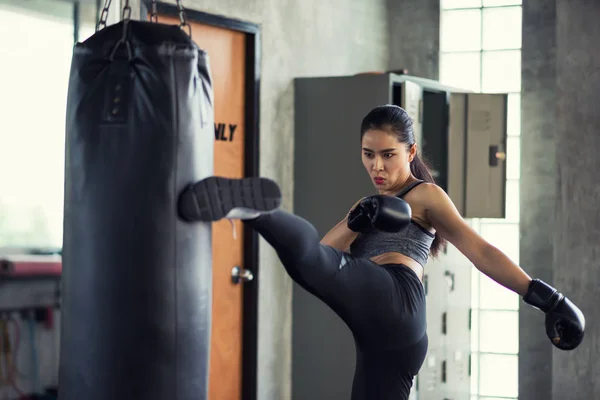 Mulher prática tailandês chutar boxe no ginásio — Fotografia de Stock