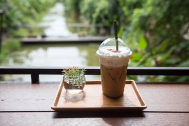 Kafe bahçesinde buz cappuchino kahve