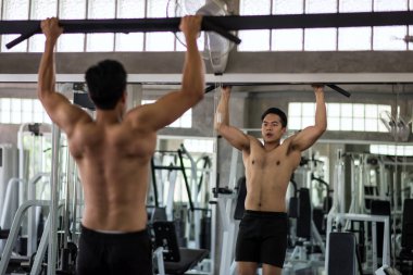 Kas Asyalı adam spor salonunda bar kadar çekin