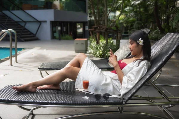 Seksowna dziewczyna grać smartphone na basenie — Zdjęcie stockowe