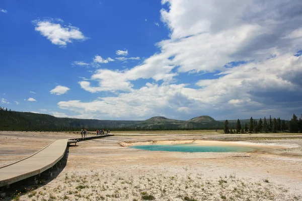 Footpath to visit geyser fields, Yellowstone — Stock Photo, Image