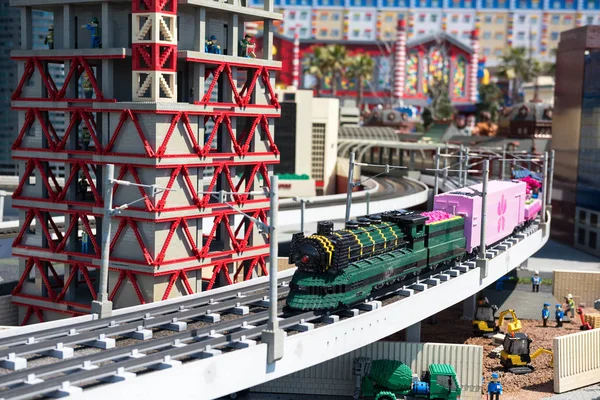 Viejo modelo de tren corriente en Legoland, Nagoya — Foto de Stock