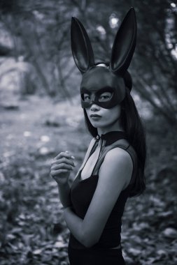 ormanda tavşan tavşan maskesi ile kadın