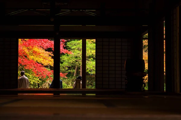 Туристы наслаждаются осенью в Нандзэн-дзи, Киото — стоковое фото