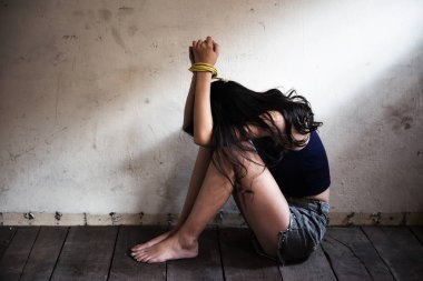 Rehine kadın ellerini kirli odaya bağladı.