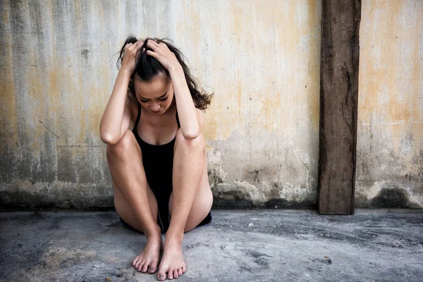 Deprimida mulher doente mental em casa — Fotografia de Stock