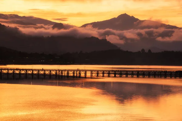 Silhueta Mon ponte de madeira ao nascer do sol, Sangkhlaburi — Fotografia de Stock