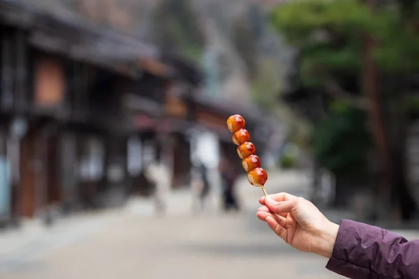 Японские рисовые шарики на палочках — стоковое фото