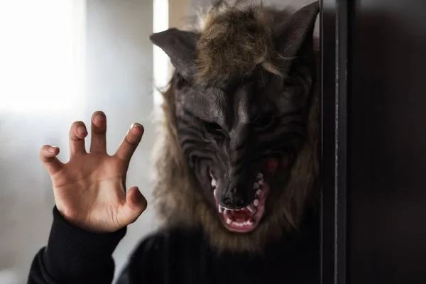 Modelo con máscara de lobo de miedo para la fiesta de Halloween — Foto de Stock