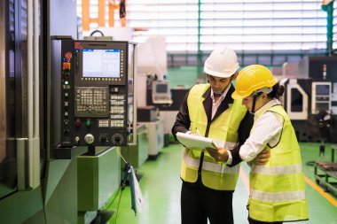 Fabrika müfettişi otomatik sondaj makinesinde iç inceleme için raporunu kağıda yazsın. Üretim endüstrisi için kalite güvencesi (QA).