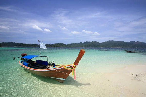 泰国萨顿丽普岛的青翠 大海和白沙滩上的长尾木船 一天的潜水之旅 游览了塔鲁陶岛国家公园周围的许多岛屿 — 图库照片