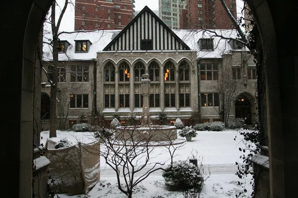 Fjerde Presbyterianske Kirke Indgang Med Faldende Hvid Sne Vinteren Chicago - Stock-foto