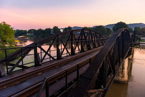 Ponte Sul Fiume Kwai Con Cielo Crepuscolare All Alba Kanchanaburi — Foto Stock