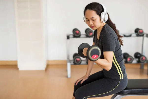 Fitness Ázsiai Széken Hogy Előformálja Bicepsz Súlyzó Gyakorlat Tornateremben Testépítés — Stock Fotó