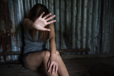 Cinsel taciz ya da rehine kavramını durdurun. Genç bir kadının elini kapat. Kendini kötü adamdan koru. Abondon 'da tecavüze uğrayıp cinsel tacize maruz kalma..