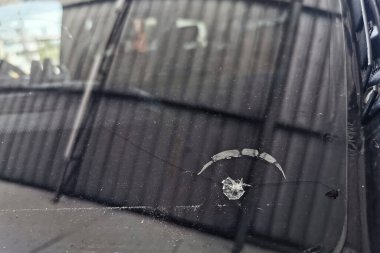 Sokak inşaat alanının kayasının yanında eski bir arabanın camını kırmış. Araç nakil kazası. Yenisini almak için sigortaya ihtiyacım var.
