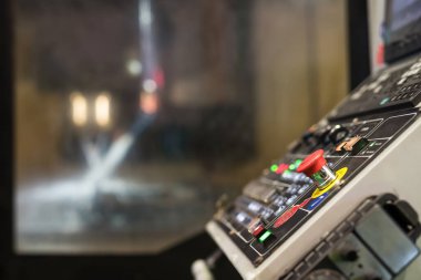 Otomatik sondaj makinesinin yedek parçası olması için elektrikli torna soğutma suyunun kontrol paneli. Teknoloji konseptli ağır sanayi fabrikası.