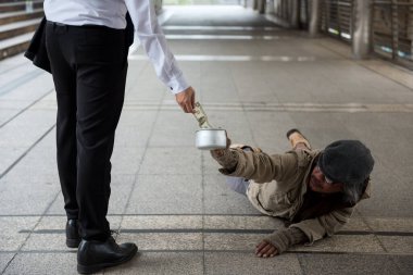 Resmi takım elbiseli nazik bir iş adamı ve kışın sokakta dilenen özürlü dilenciye bir dolar veriyor. Yazık ki yaşlı bir erkeğin paraya, yiyeceğe ve şehre ihtiyacı var..