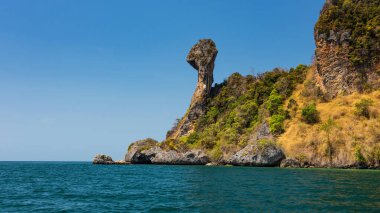 Koh Gai, Kai ya da Hua Khwan olarak da bilinen tavuk adası Tayland 'ın Krabi ilindeki andaman Denizi' nde açık mavi gökyüzüne karşı. Tropik yaz deniz manzarası kaya dağı uçurumları.