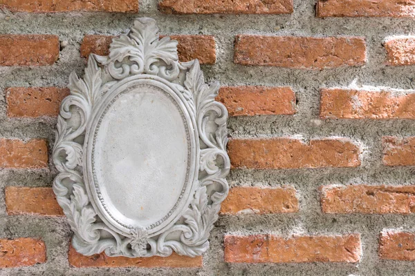 Imagem Branca Antiga Moldura Espelho Decorado Parede Tijolo Laranja Velho — Fotografia de Stock