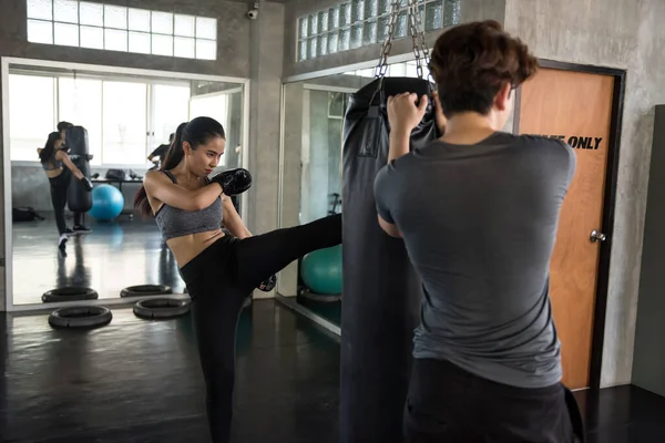 Asia Woman Fitness Suit Kicking Boxing Bag Gym Personal Trainier — Stock Photo, Image