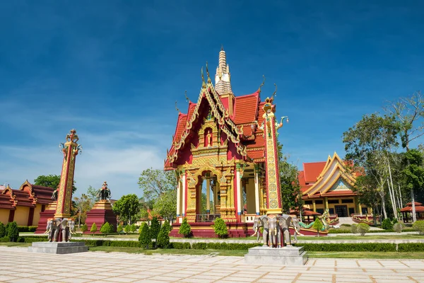 タイのクラビにあるワット Wat Mahathat Wachira Monkol別名キング ラマ10世寺院 に象像がある美しい金の寺院 タイ南部の有名な旅行先 — ストック写真