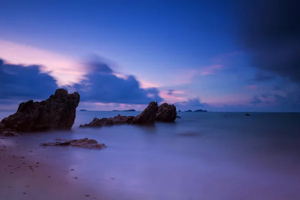 Movimento Paisagem Marinha Com Rocha Costeira Cênica Alvorecer Praia Rayong — Fotografia de Stock