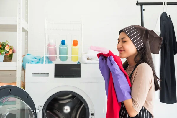 Aziatische Mooie Vrouw Geniet Van Schoon Ruiken Rode Doek Het — Stockfoto